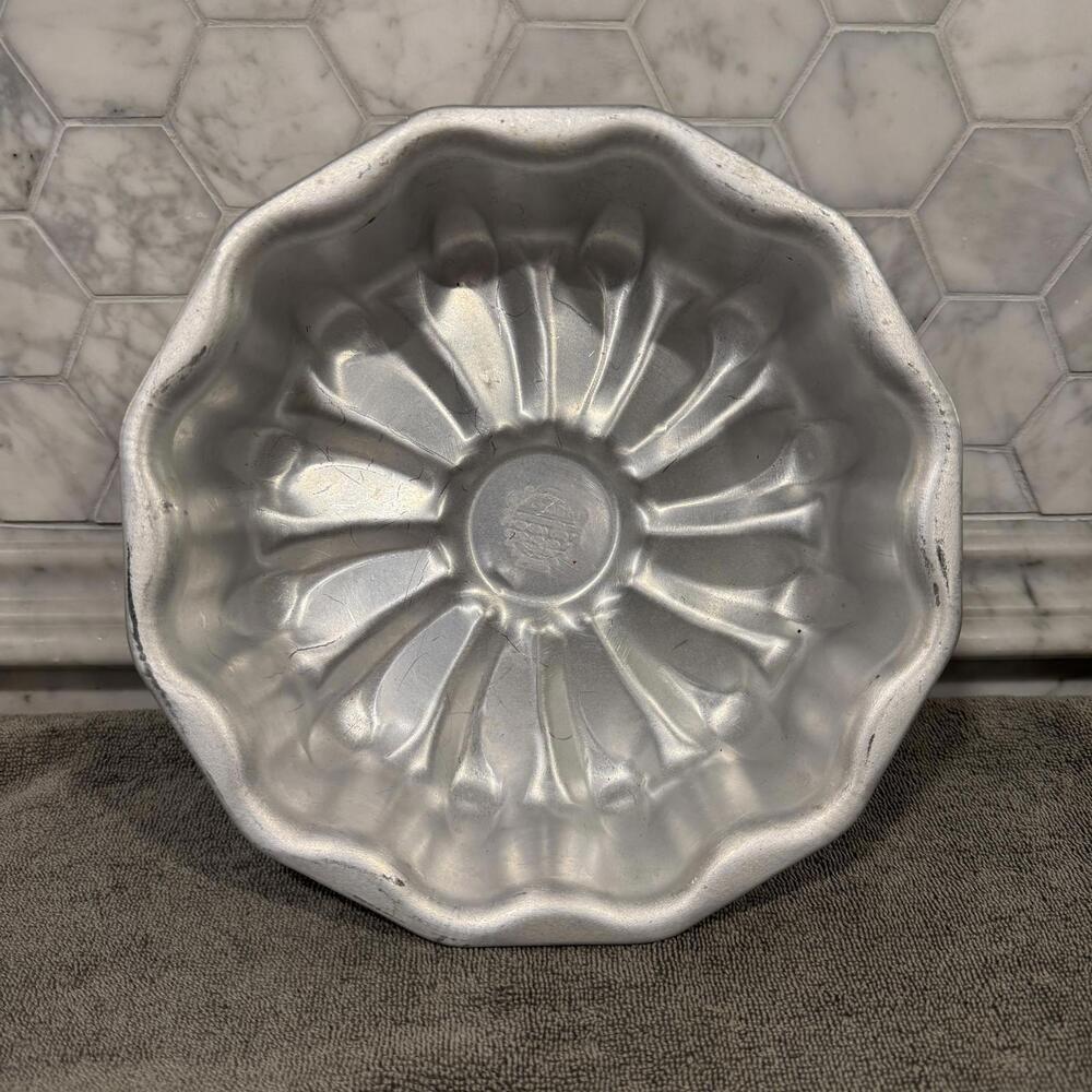 Flower Daisy Sunshine Aluminum 8.5 inch Cake Pan Silver Gelatin Jello Mold